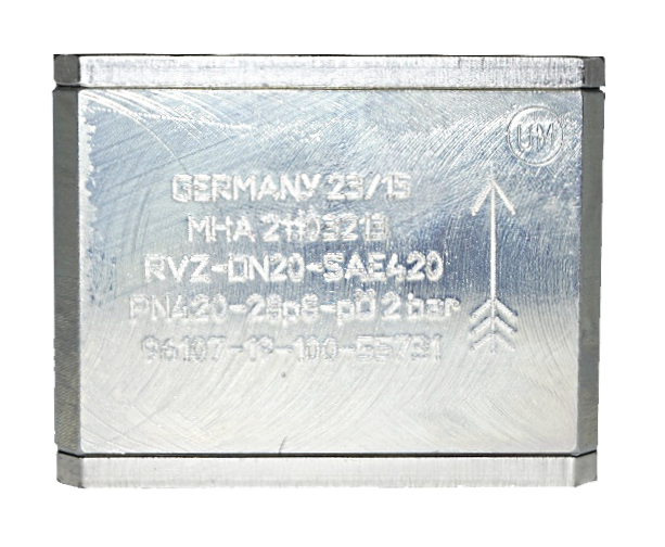 The stamped flat of an RVZ-DN20-SAE420 check valve reading PN420, material code 28p8, cracking pressure 2 bar and the works order number, with a flow arrow alongside